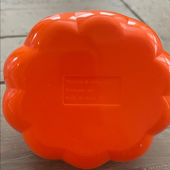Vintage Snoopy & Woodstock Whitman's Candies Halloween Plastic Pumpkin Coin Bank - Picture 7 of 8
